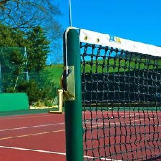 זוג עמודים לטניס כולל מנגנון מתיחה